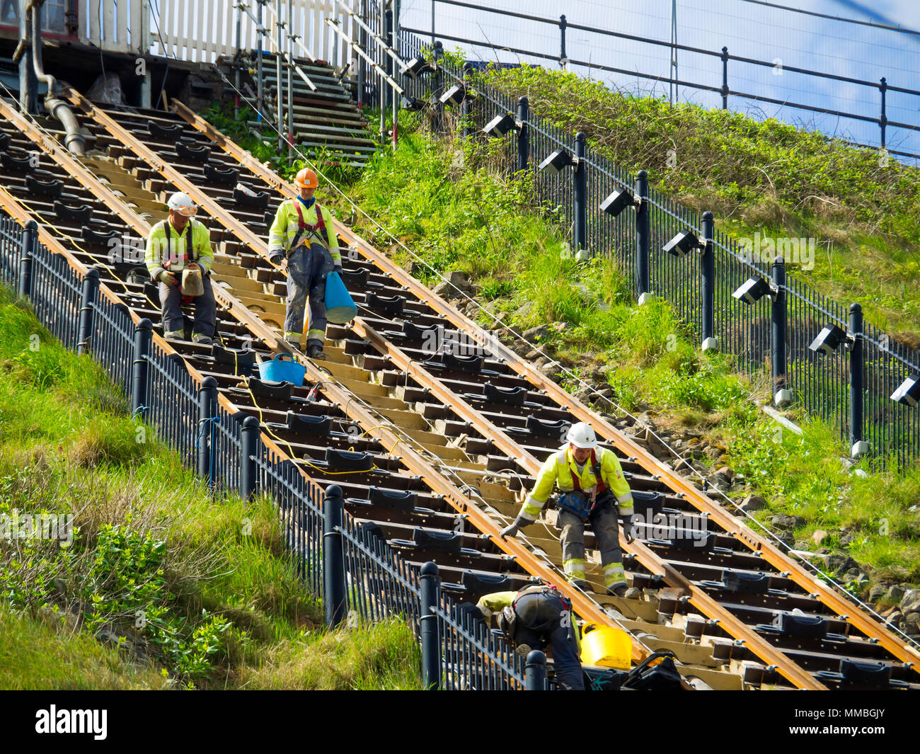 Rétablissement de la fer Genève 2018 l'installation de nouvelles lignes de chemins de travailleurs sur la pente à partir de la falaise de la promenade Banque D'Images