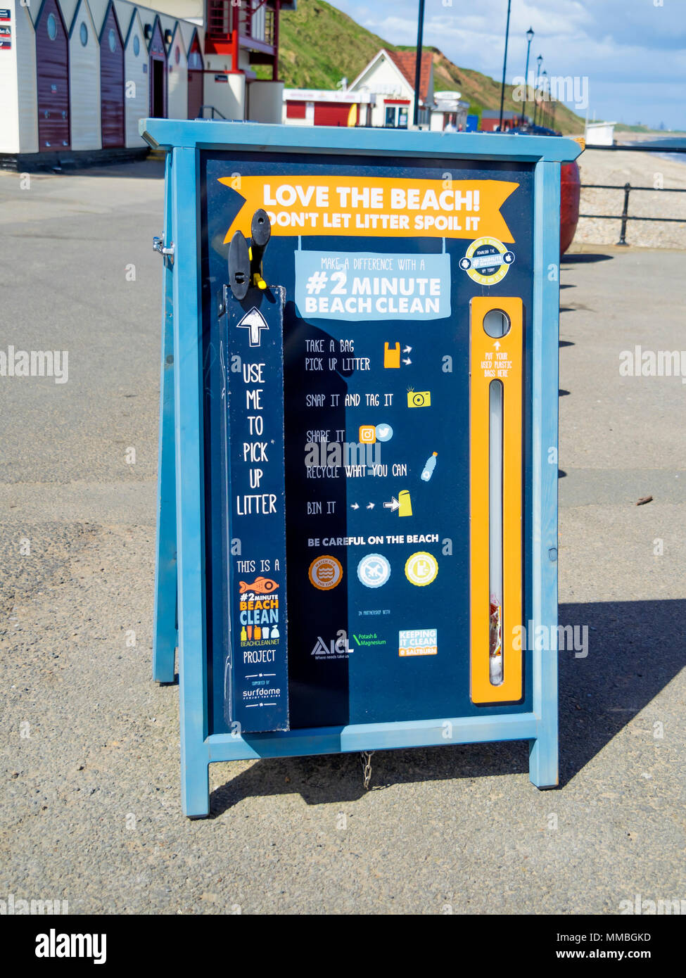 Paris aiment la plage régime collecte la litière d' affichage pinces et sacs de collecte de déchets pour les bénévoles occasionnels Banque D'Images