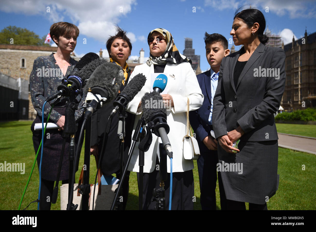 Fatima Boudchar (centre) et son fils Abderrahim Belhaj, 14, avec des avocats Cori Crider (extrême gauche) et Malik Sapna (extrême droite) de répit faire une déclaration devant les Maisons du Parlement à Londres. Le Gouvernement du Royaume-Uni a atteint un Òrèglement complet et définitifÓ ; à l'ex-dissident libyen Abdul Hakim Belhaj, Procureur Général Jeremy Wright a dit à la Chambre des communes. Banque D'Images