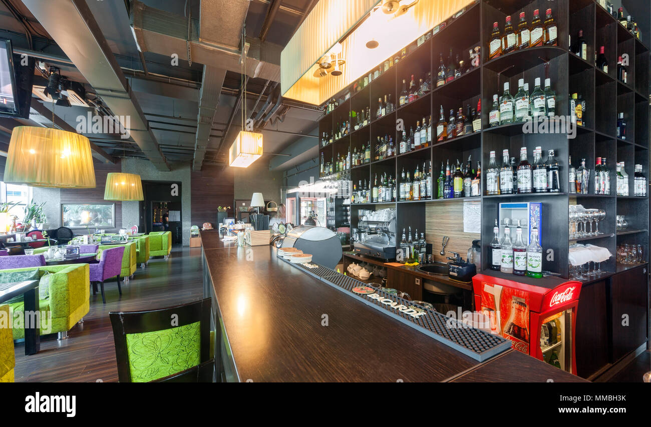 Moscou - AOÛT 2014 : l'intérieur du bar restaurant "GUAVA" dans le style moderne et style high-tech. Grand comptoir bar avec étagères remplies avec de l'alcool Banque D'Images