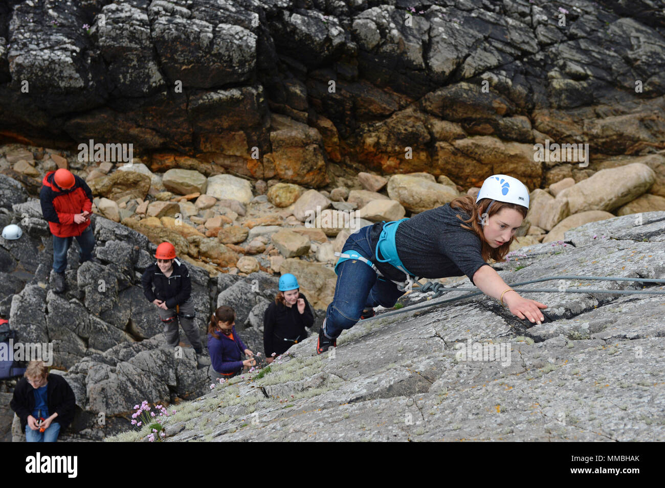 Escalade club d'escalade et la descente en rappel sur les falaises à côté de la mer. Une variété de participants jeunes et vieux Banque D'Images
