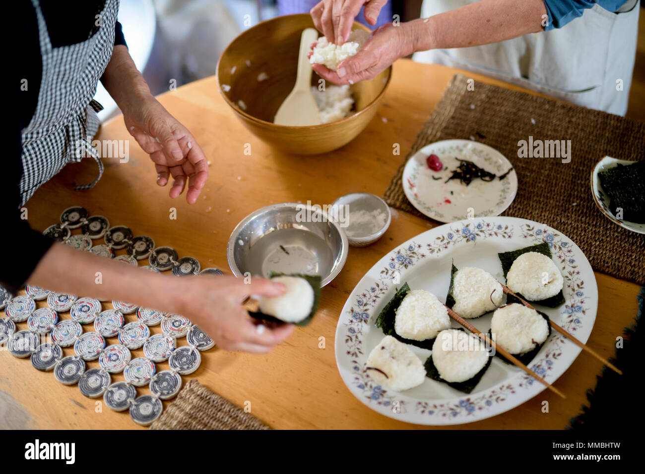 High angle portrait de deux femmes debout à une table, la préparation de la plaque de sushi. Banque D'Images