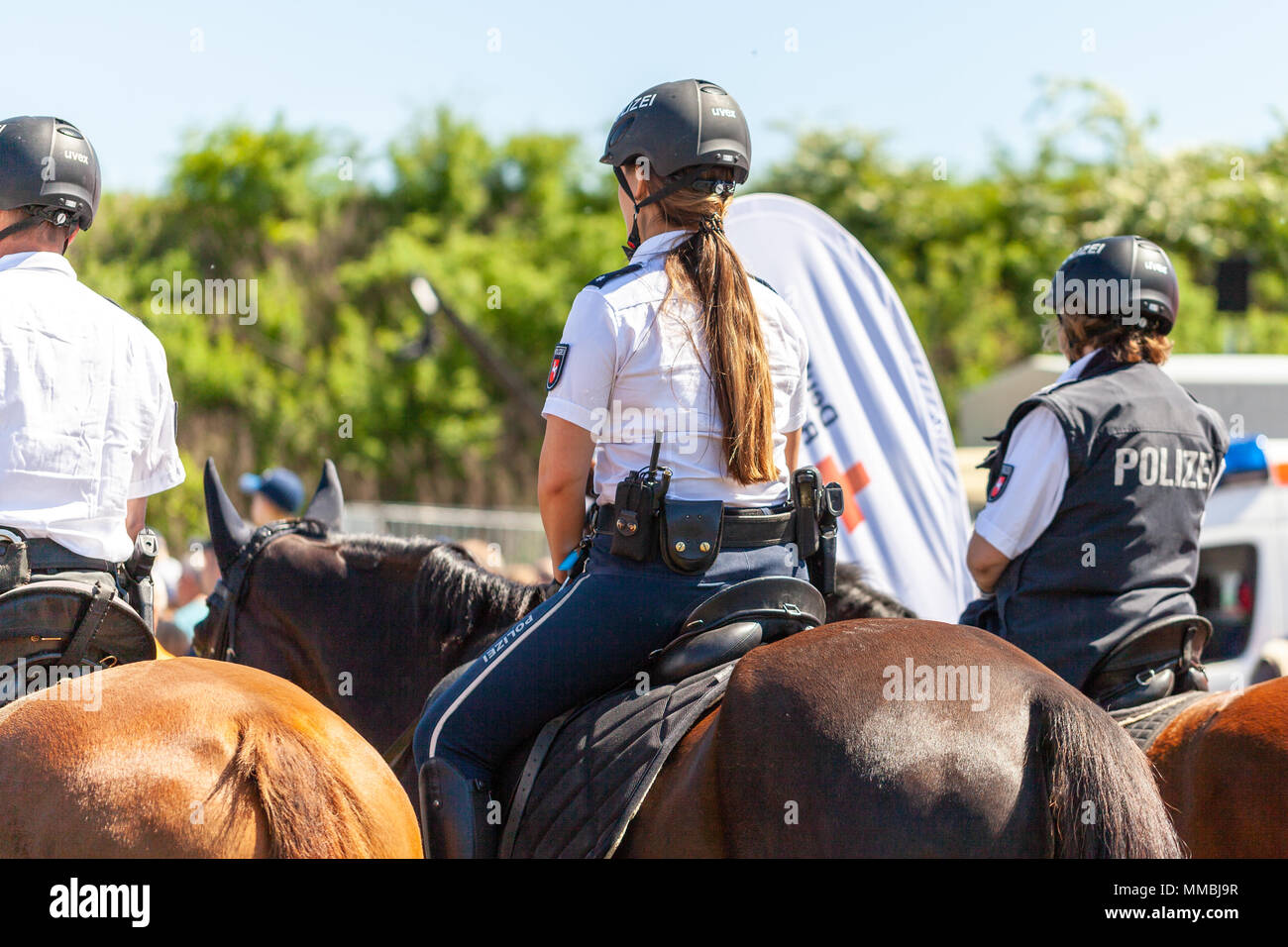 Hambourg / ALLEMAGNE - Mai 6, 2018 : la police allemande cavalière repose sur un cheval de la police pour la formation de l'exercice dans une foule. Le mot allemand Polizei signifie Banque D'Images