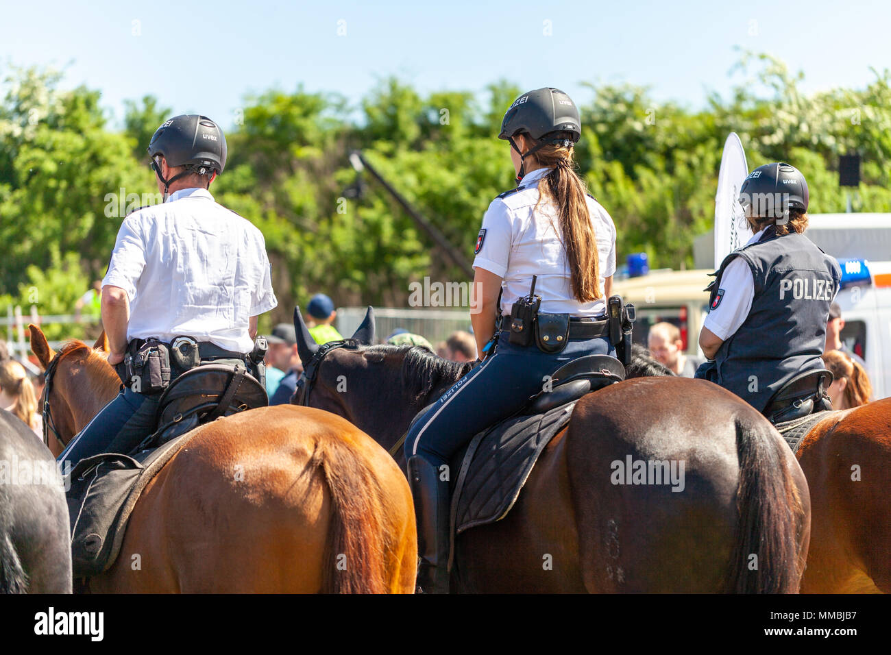 Hambourg / ALLEMAGNE - Mai 6, 2018 : la police allemande cavalière repose sur un cheval de la police pour la formation de l'exercice dans une foule. Le mot allemand Polizei signifie Banque D'Images