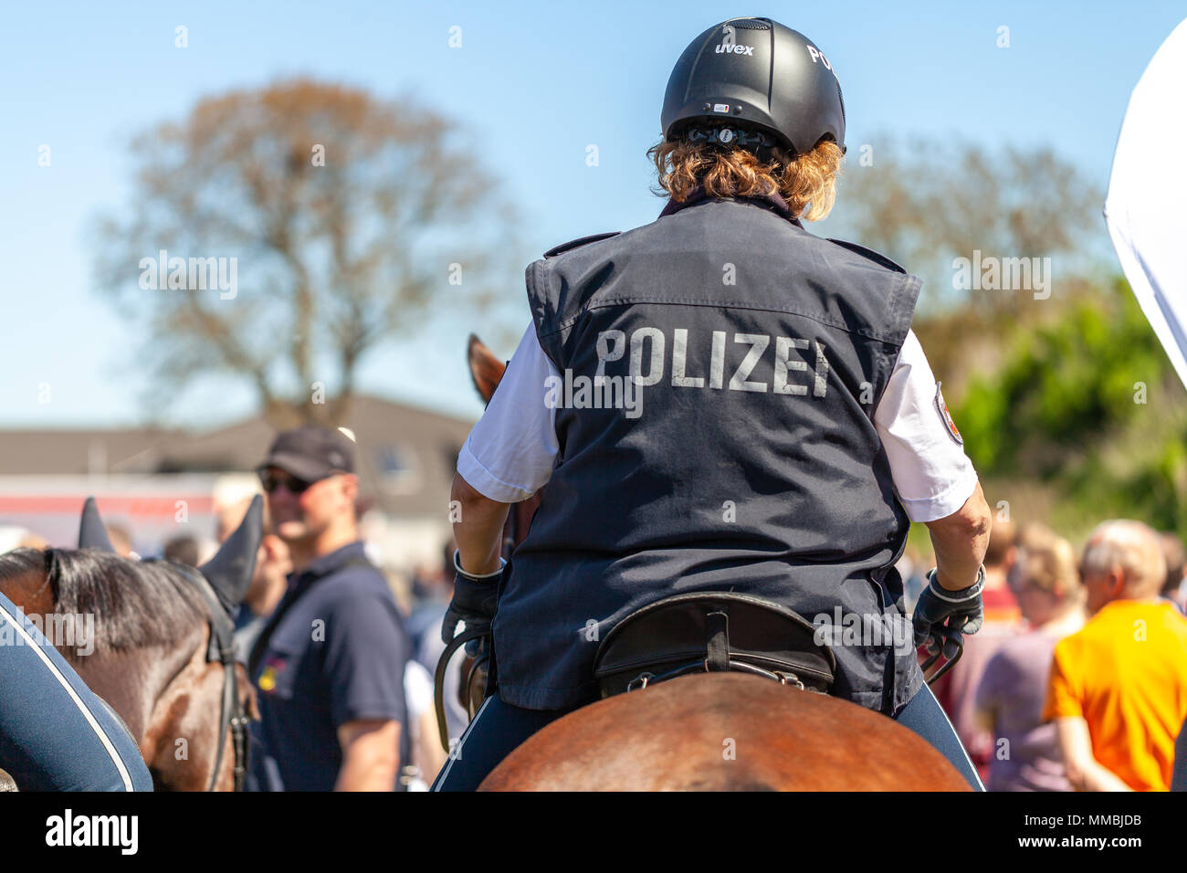 Hambourg / ALLEMAGNE - Mai 6, 2018 : la police allemande cavalière repose sur un cheval de la police pour la formation de l'exercice dans une foule. Le mot allemand Polizei signifie Banque D'Images