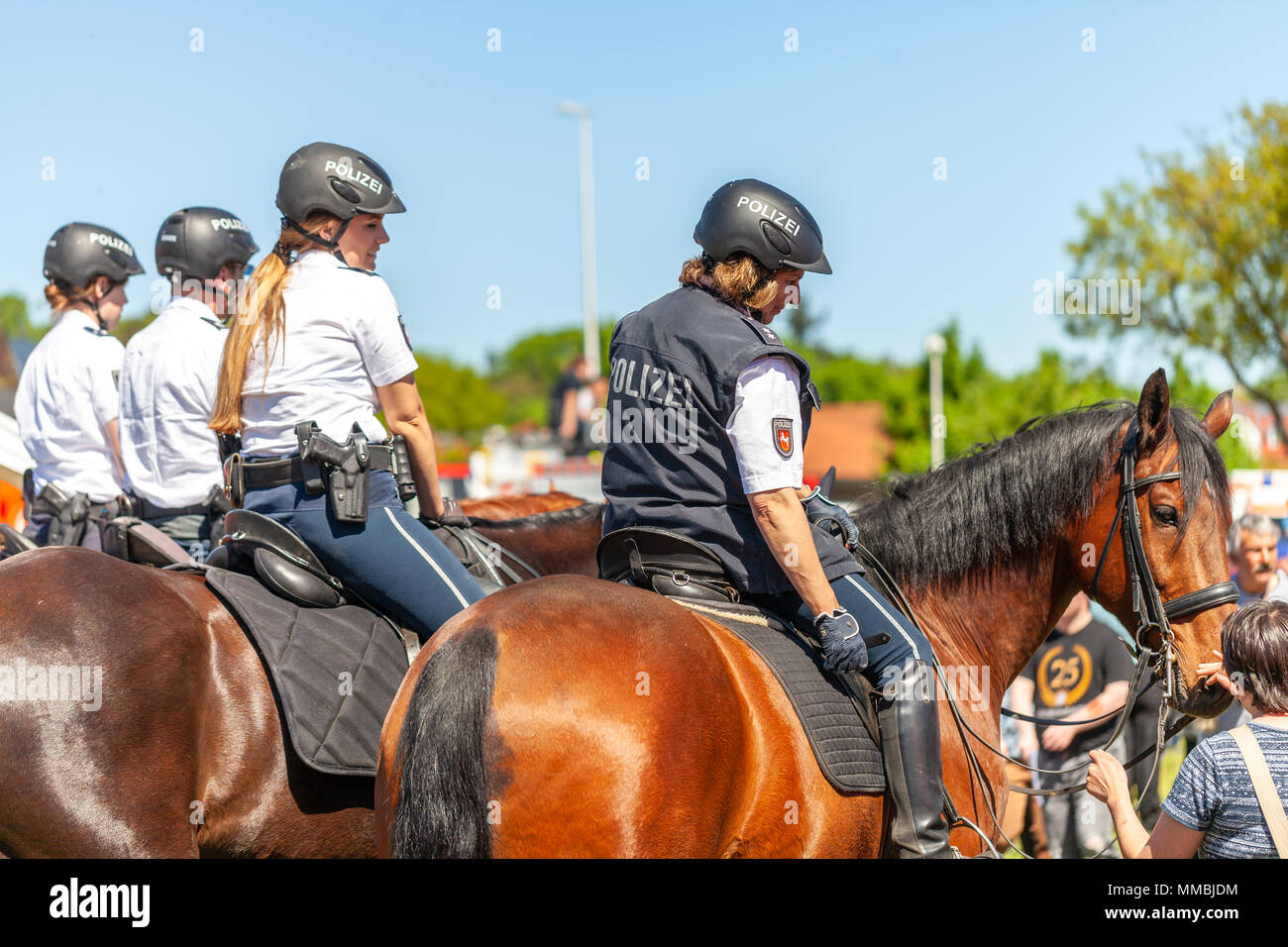 Hambourg / ALLEMAGNE - Mai 6, 2018 : la police allemande cavalière repose sur un cheval de la police pour la formation de l'exercice dans une foule. Le mot allemand Polizei signifie Banque D'Images