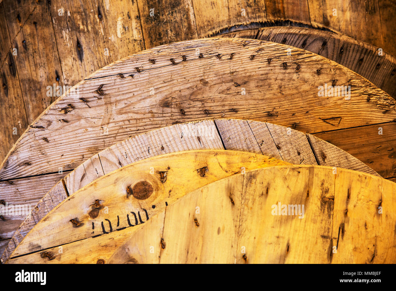 Close up de couvercles ronds de bois recyclé dans un entrepôt. Banque D'Images