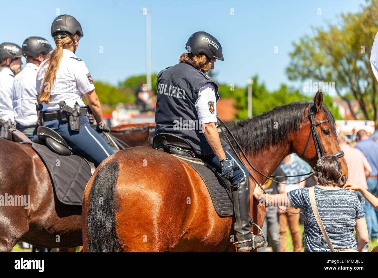 Hambourg / ALLEMAGNE - Mai 6, 2018 : la police allemande cavalière repose sur un cheval de la police pour la formation de l'exercice dans une foule. Le mot allemand Polizei signifie Banque D'Images