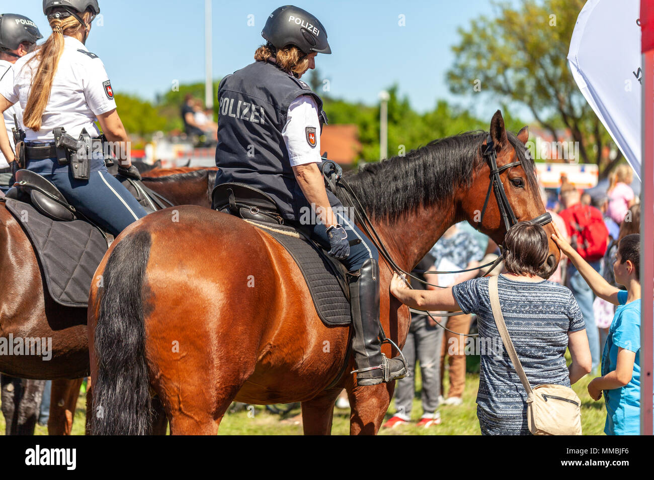 Hambourg / ALLEMAGNE - Mai 6, 2018 : la police allemande cavalière repose sur un cheval de la police pour la formation de l'exercice dans une foule. Le mot allemand Polizei signifie Banque D'Images