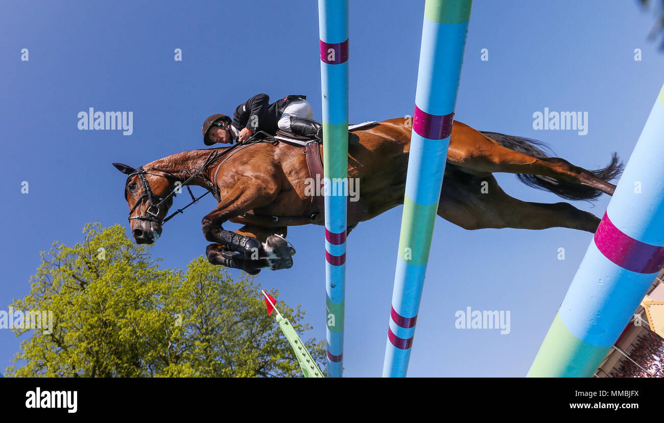 Jockey Tom McEwen avec Toledo de Kerser saute la dernière de la ronde de saut lors de la cinquième journée de la Mitsubishi Motors Badminton Horse Trials au Badminton Estate, Gloucestershire. Banque D'Images