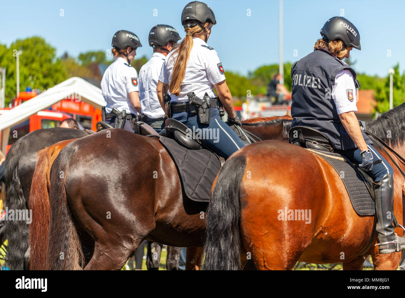 Hambourg / ALLEMAGNE - Mai 6, 2018 : la police allemande cavalière repose sur un cheval de la police pour la formation de l'exercice dans une foule. Le mot allemand Polizei signifie Banque D'Images
