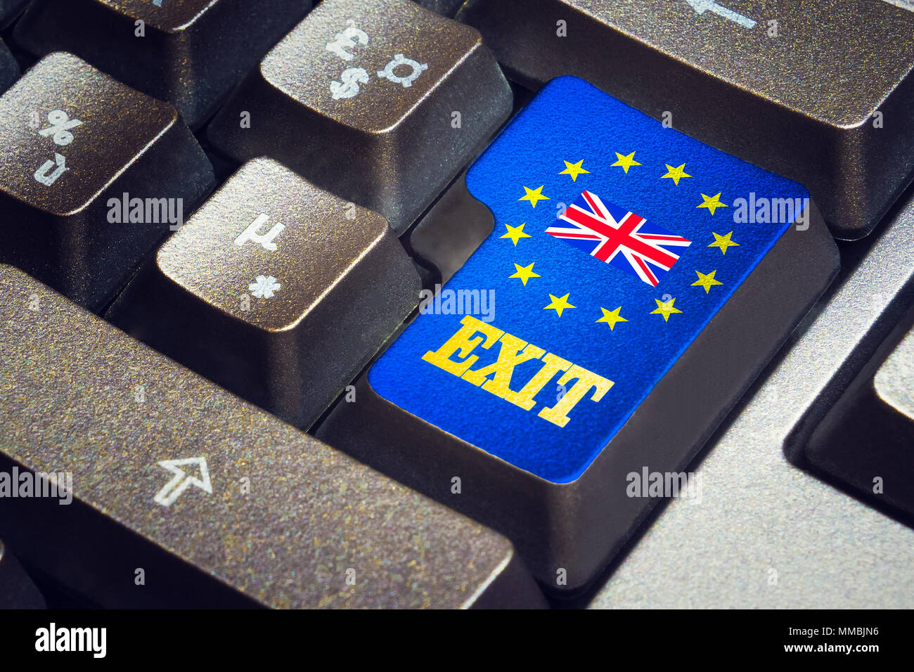 Bouton-poussoir de sortie sur un clavier noir avec le drapeau britannique au milieu du drapeau européen étoiles. Brexit concept. Banque D'Images