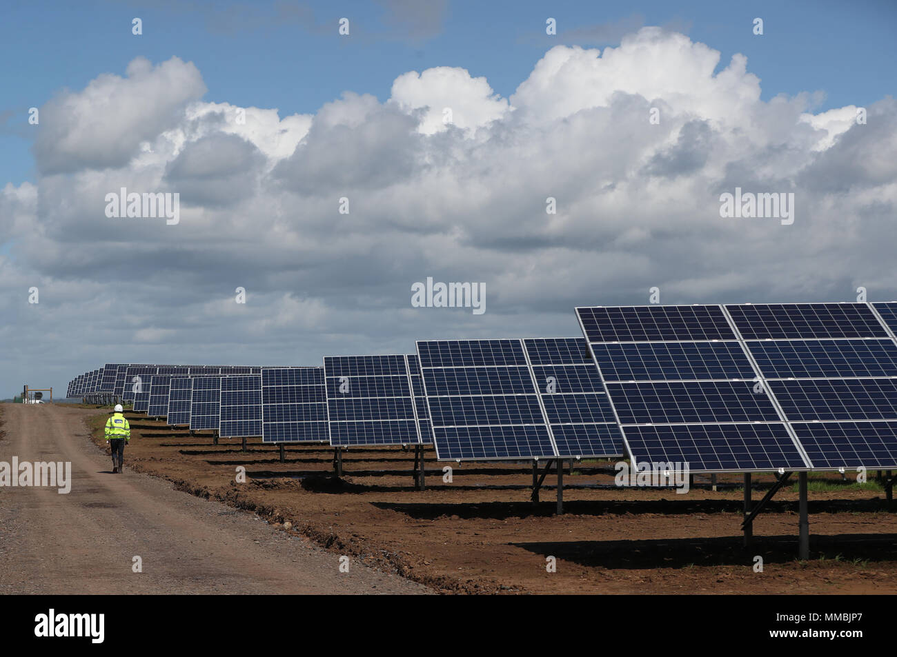 Vue sur la nouvelle ferme solaire de 7 millions de livres à Dunore, qui fournira de l'électricité aux installations de traitement de l'eau de ni Waters Dunore à South Antrim. Banque D'Images