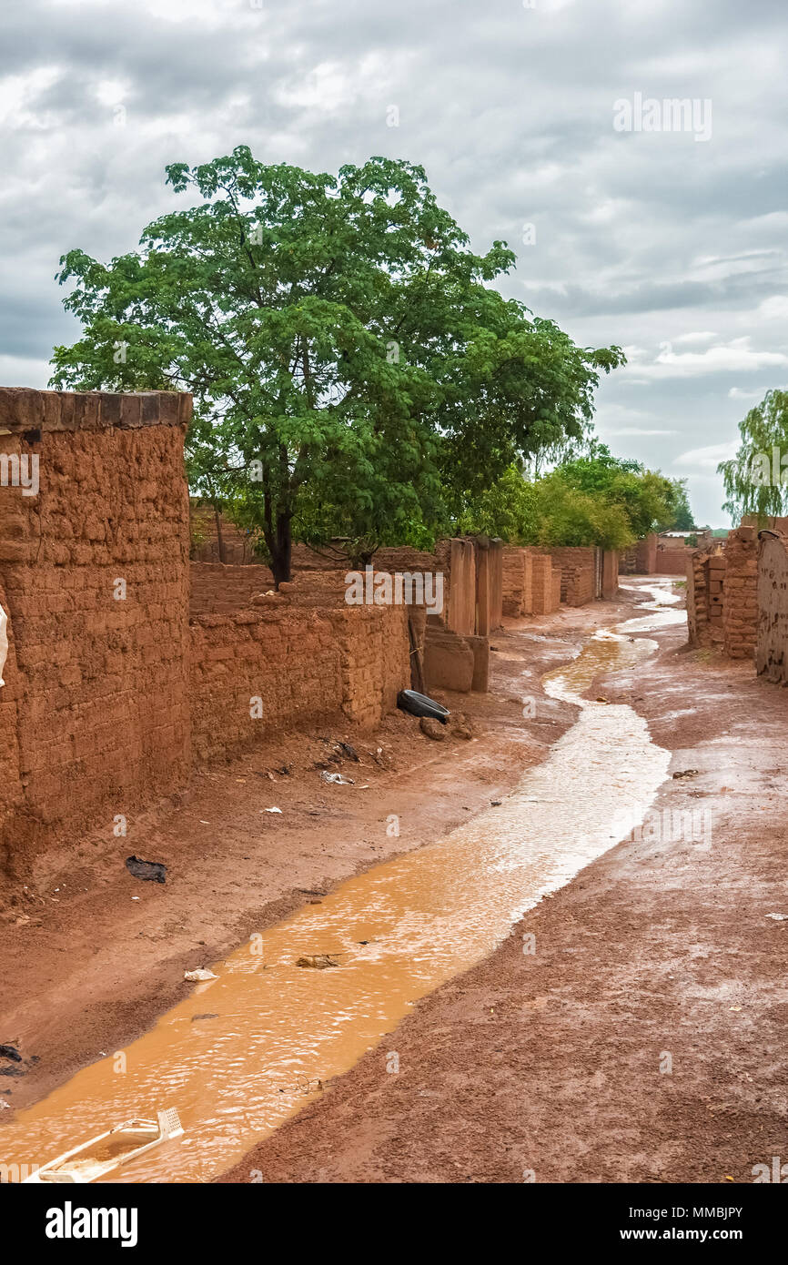 Rue inondée dans les bidonvilles de Ouagadougou, au Burkina Faso, au cours de la saison des pluies (juillet-août), l'Afrique de l'Ouest. Banque D'Images