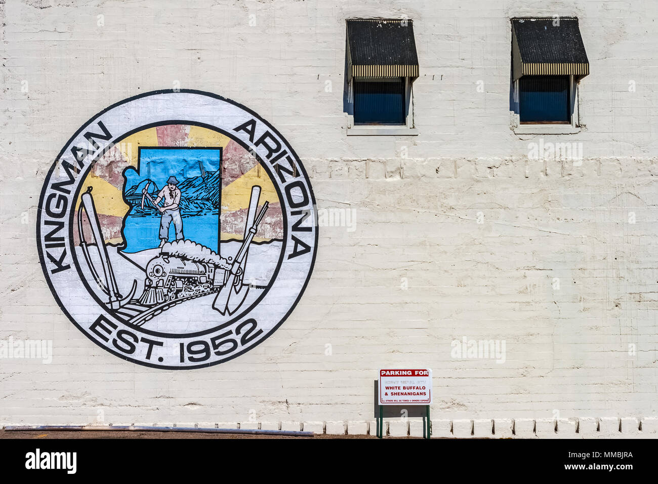 Peinture murale conçue logo de la ville de Kingman, Arizona, peint sur un mur de brique de l'édifice Gruninger. Banque D'Images