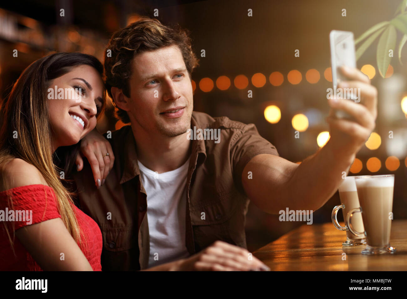 Cute couple sur une date au café Banque D'Images