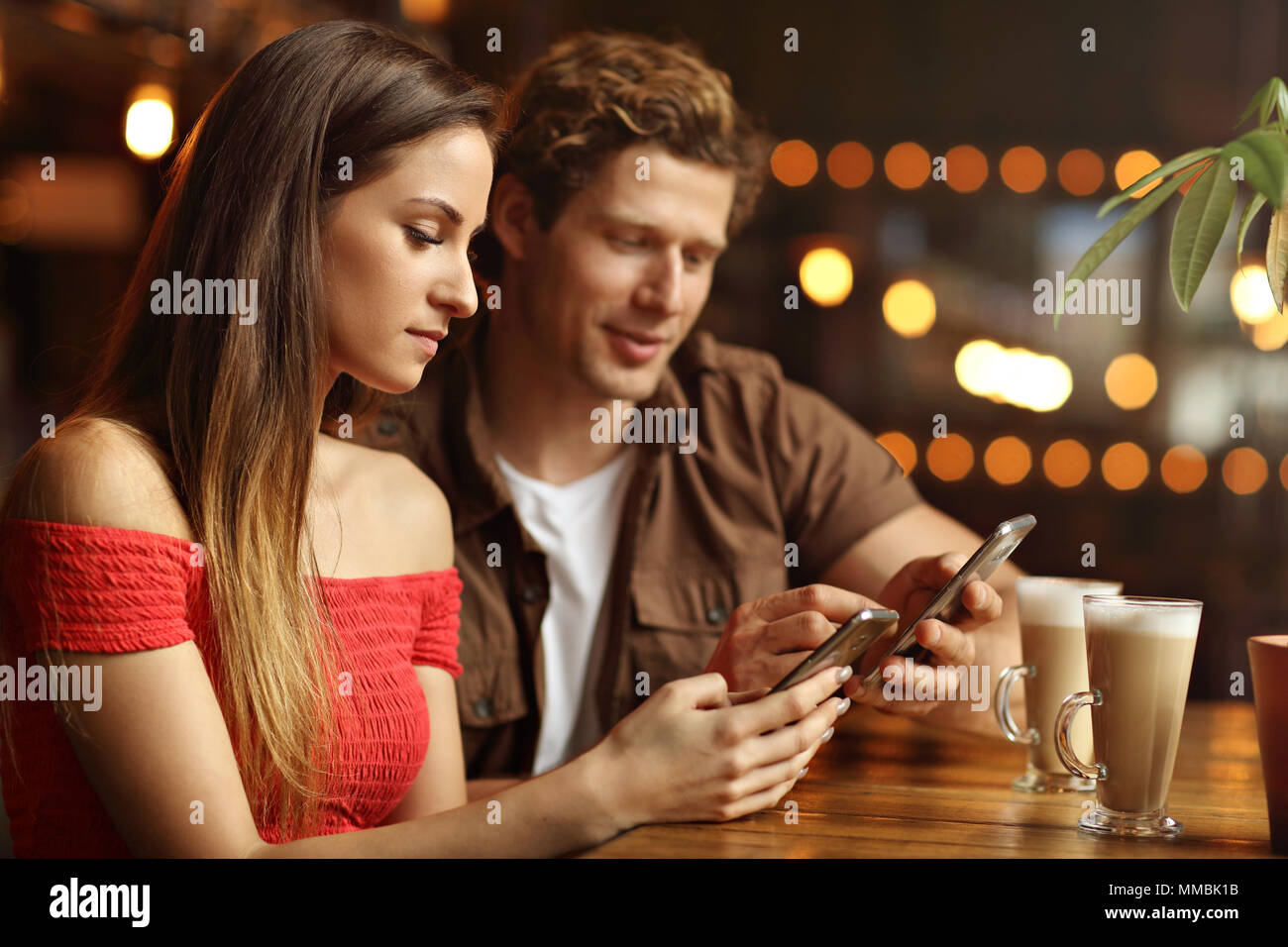 Cute couple sur une date au café Banque D'Images