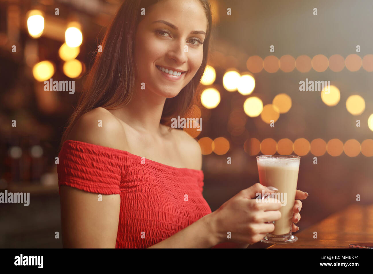 Jeune femme à boire le café dans un café Banque D'Images