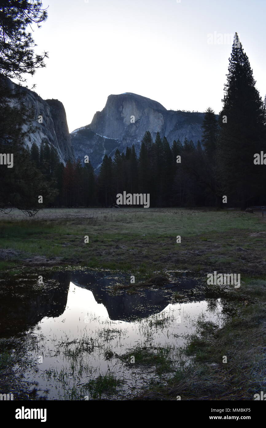 Demi dôme par un froid matin d'avril, en 2018. Le pic frames lever du soleil et une flaque reflet nous donne une double demi-dôme de plaisir. Banque D'Images