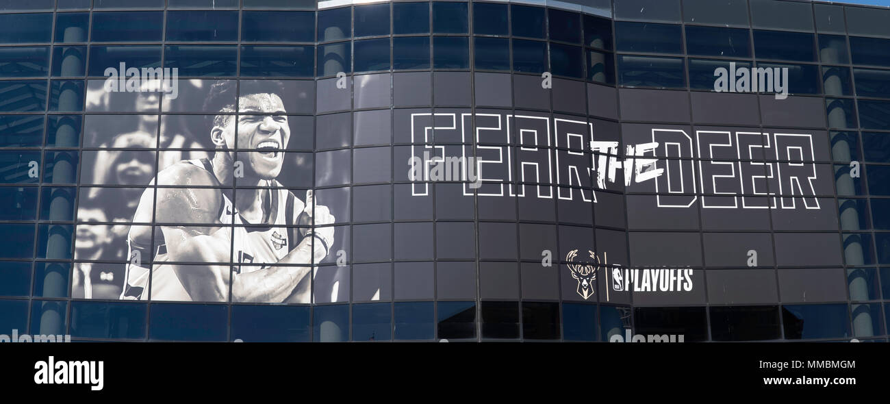 Vue sur le Bradley Center windows avec une image de Giannis Antetokounmpo, Milwaukee, Wisconsin, États-Unis. Banque D'Images