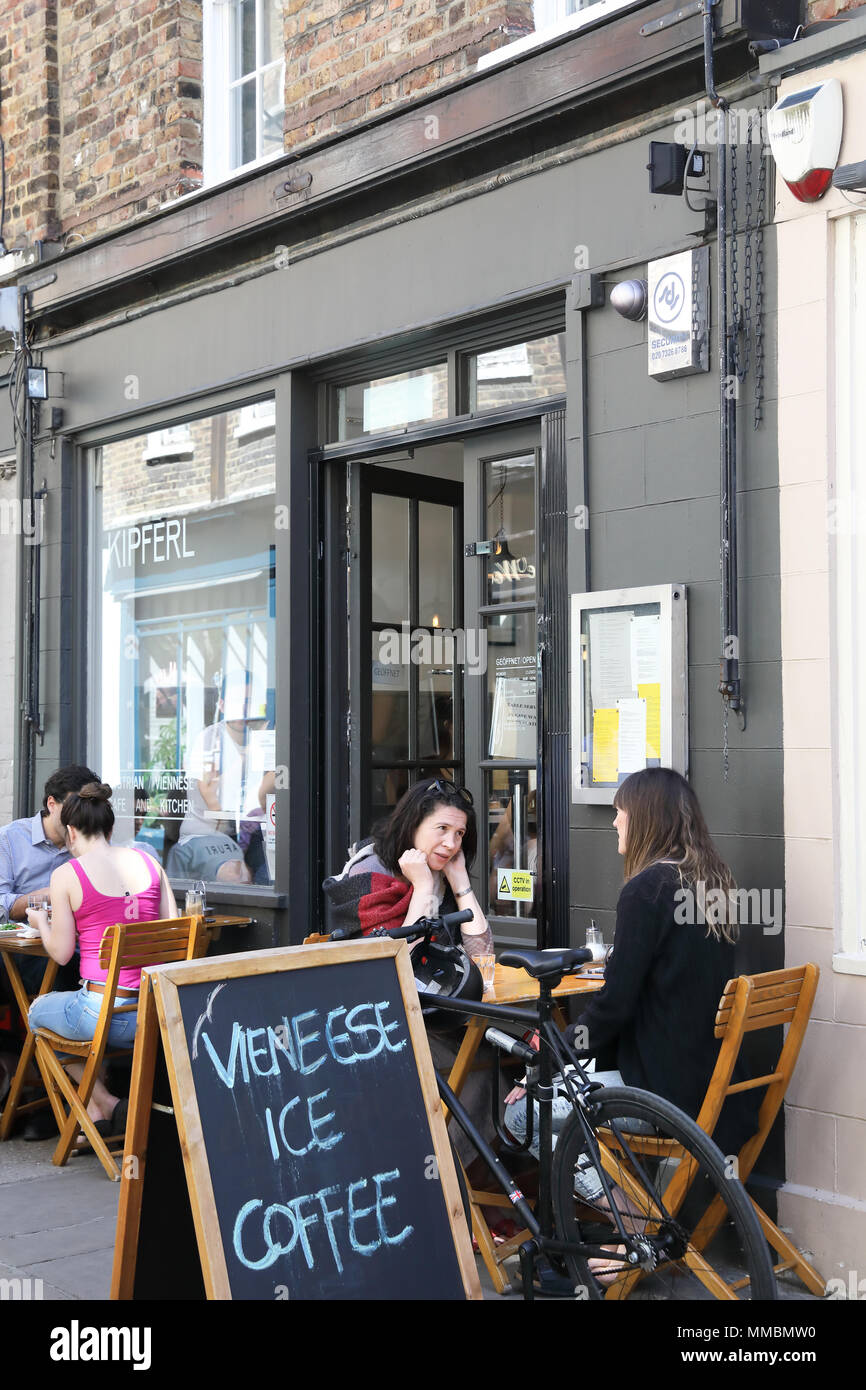 Kipferl Austrian cafe branché sur Camden Passage off Upper Street à Islington, au nord de Londres, UK Banque D'Images