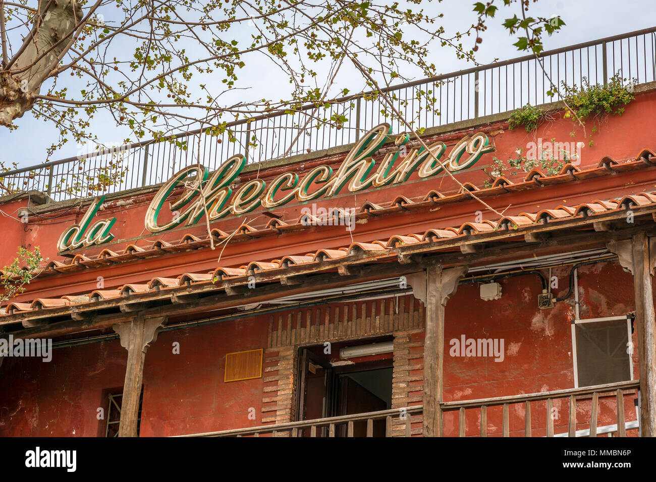 Rome, Italie, mars 2017 : le signe de la ville historique romaine cuisine restaurant Checchino actif à Rome depuis 1887 dans le quartier populaire de Testaccio Banque D'Images
