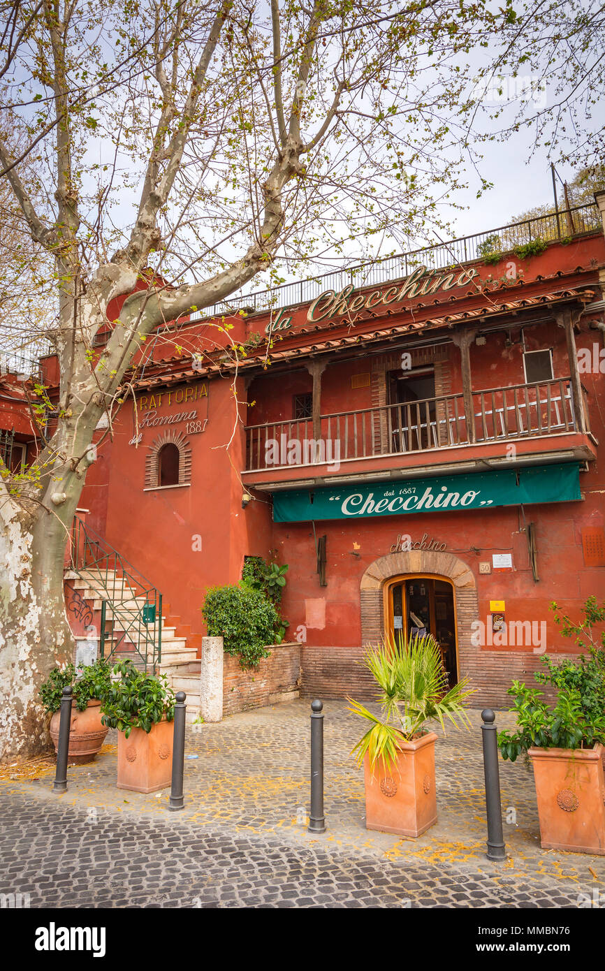 Rome, Italie, mars 2017 : Le restaurant historique de la cuisine romaine Checchino actif à Rome depuis 1887 dans le quartier populaire de Testaccio Banque D'Images