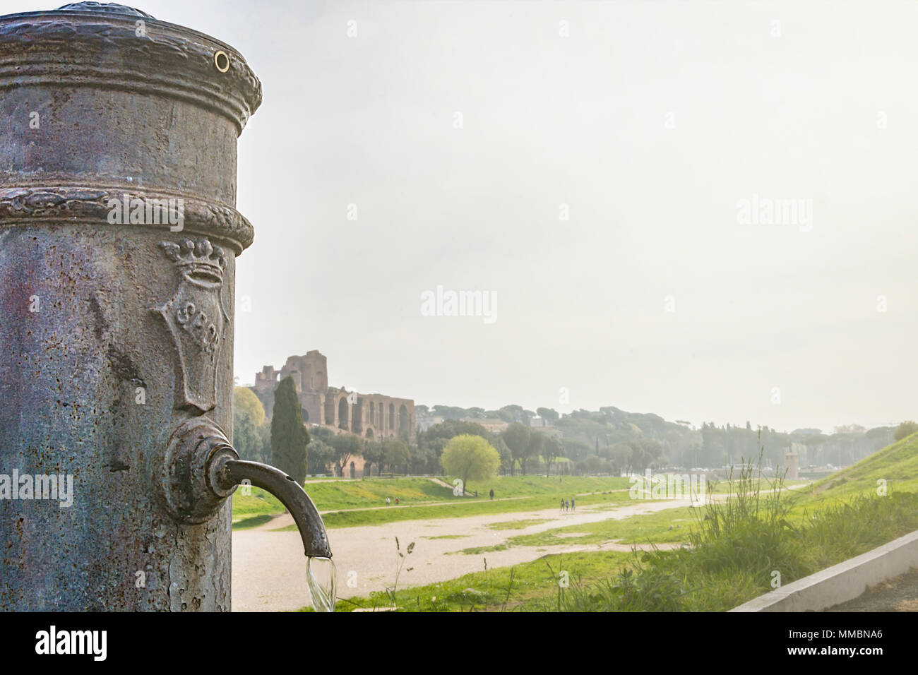 Vue rapprochée d'une fontaine d'eau potable publique surnommé Nasone à Rome près du Circus Maximus Banque D'Images
