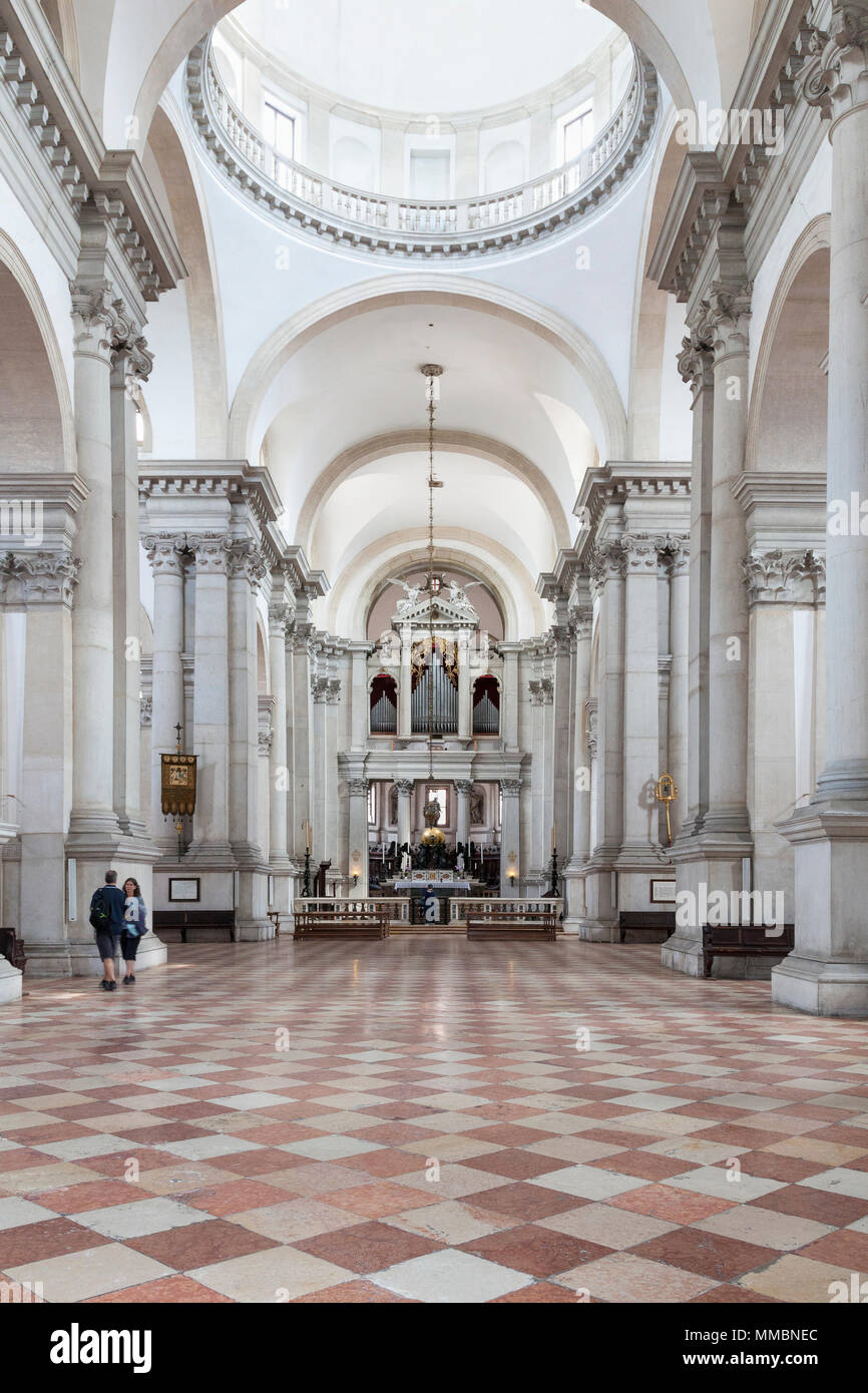 Vue de l'intérieur de l'église San Giorgio Maggiore sur l'île de San Giorgio Maggiore, à Venise, Vénétie, Italie conçus par Palladio Banque D'Images