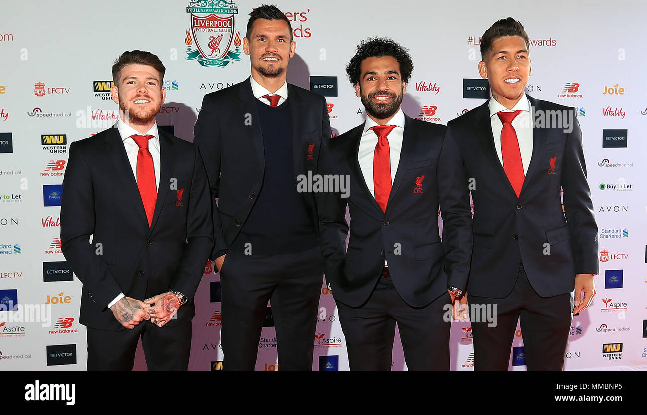 Le centre de Liverpool, Alberto Moreno (à gauche), Dejan Lovren (deuxième à gauche), Mohamed Salah, et Roberto Firmino (à droite) pendant le tapis rouge pour l'arrivée des joueurs de Liverpool 2018 Awards à Anfield, Liverpool. Banque D'Images