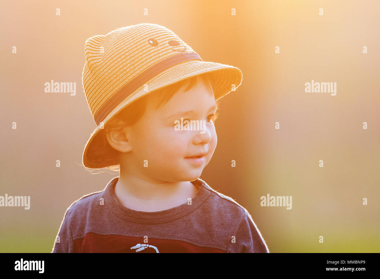 Mignon Bebe Garcon Avec Chapeau De Paille Photo Stock Alamy