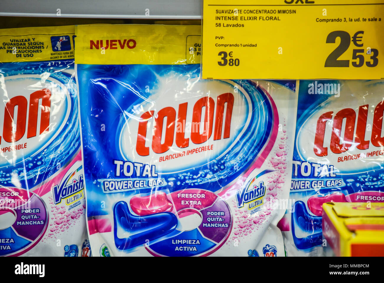 Deux points de lessive gel liquide sachet capsules en vente dans un  supermarché shop store. Produit espagnol. Nuevo. De nouveau. Nettoyage  blanchisserie ultra disparaître Photo Stock - Alamy