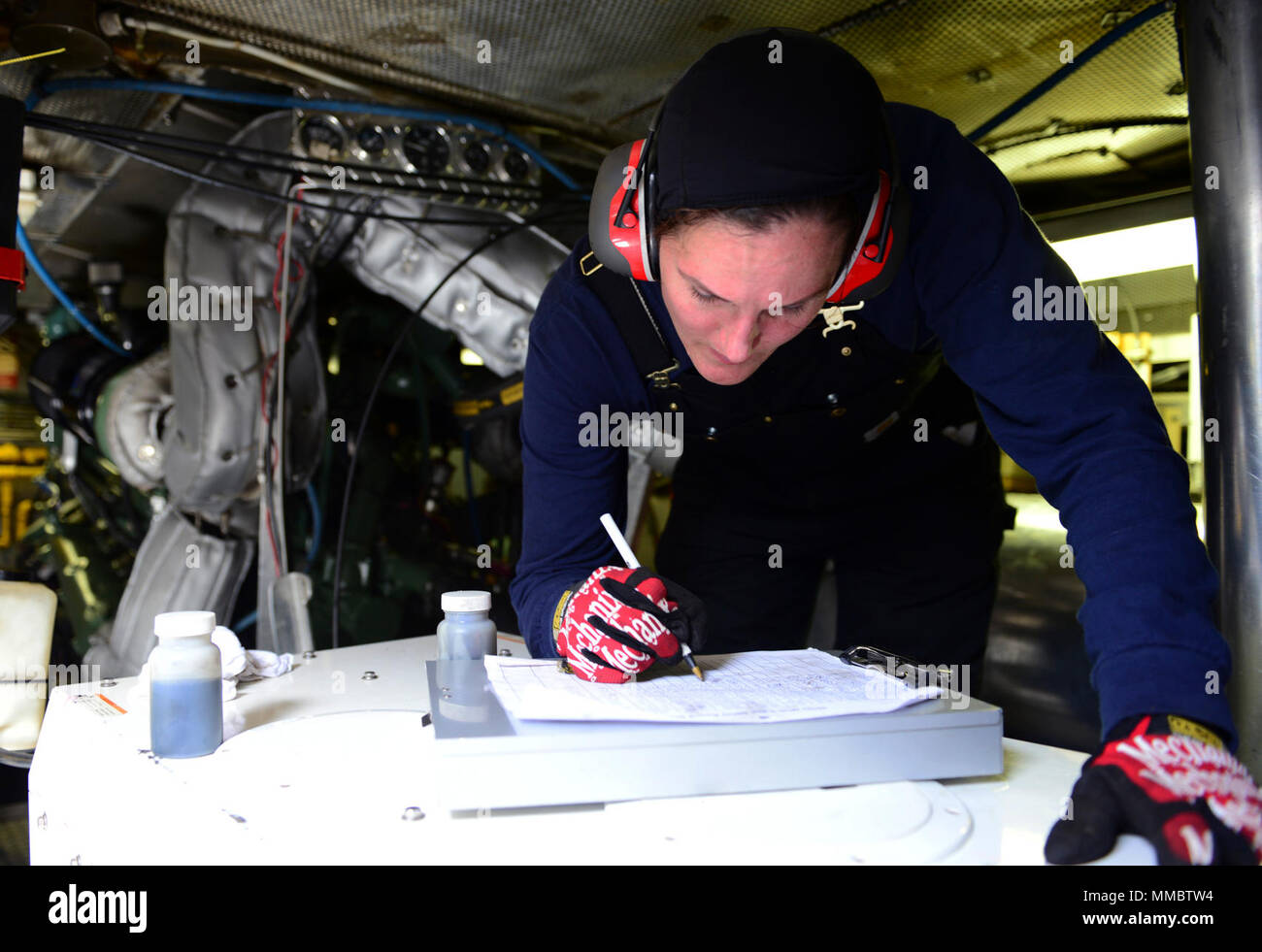 Garde côtière canadienne Maître de 2e classe Kelly Yost fait un tour dans la salle des machines alors qu'à bord d'un 55 pieds d'aides à la navigation voile 16 Août, 2016. Comme membre d'équipage avec l'équipe d'aides à la navigation du Puget Sound, Yost et ses camarades de maintenir 129 aides à la navigation dans la région de Puget Sound. La Garde côtière américaine Banque D'Images