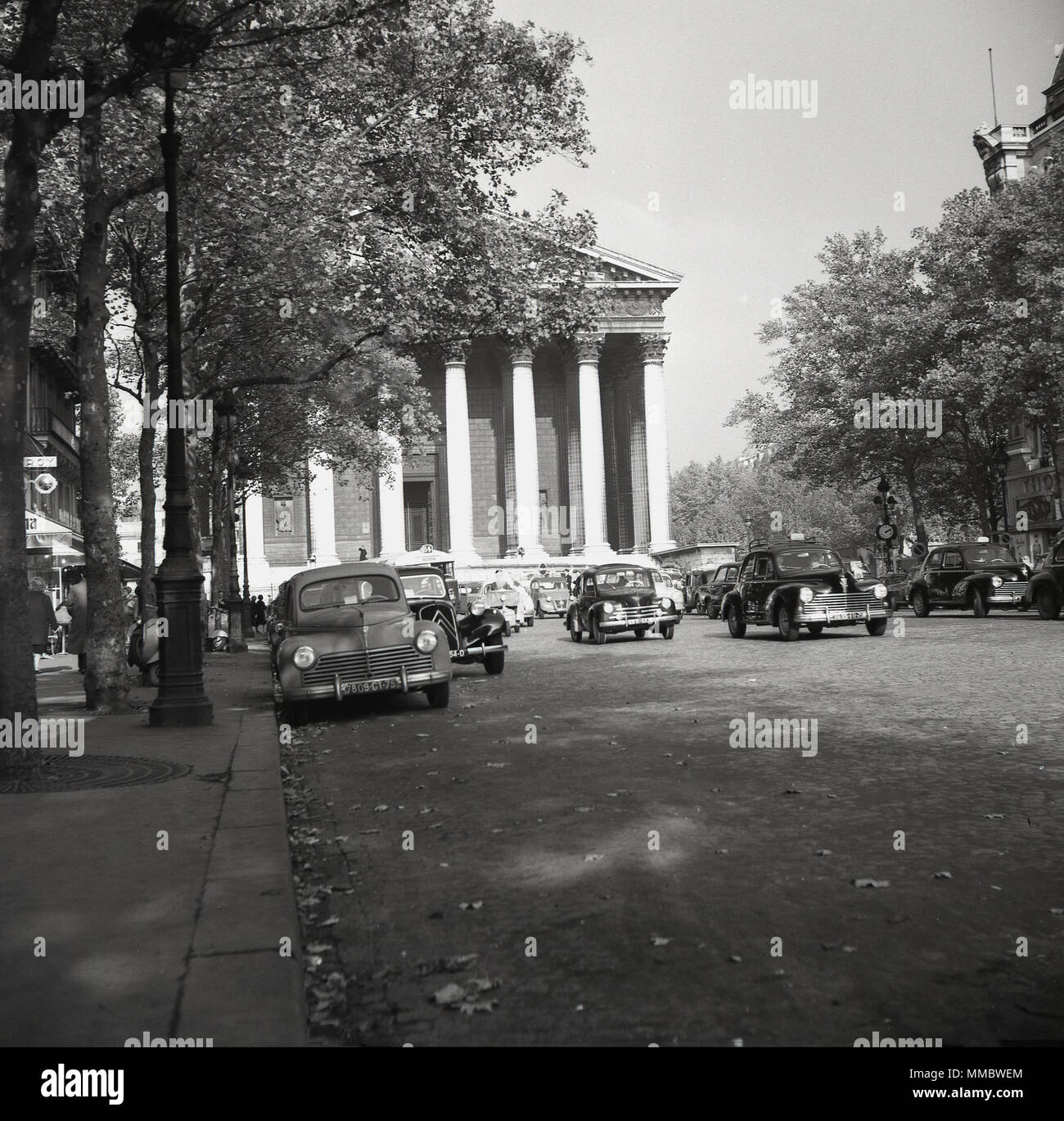 Années 1950, historiques, les véhicules à moteur sur une avenue à Paris, France, avec le célèbre monument national français, le Panthéon néo-classique bâtiment en arrière-plan. Banque D'Images