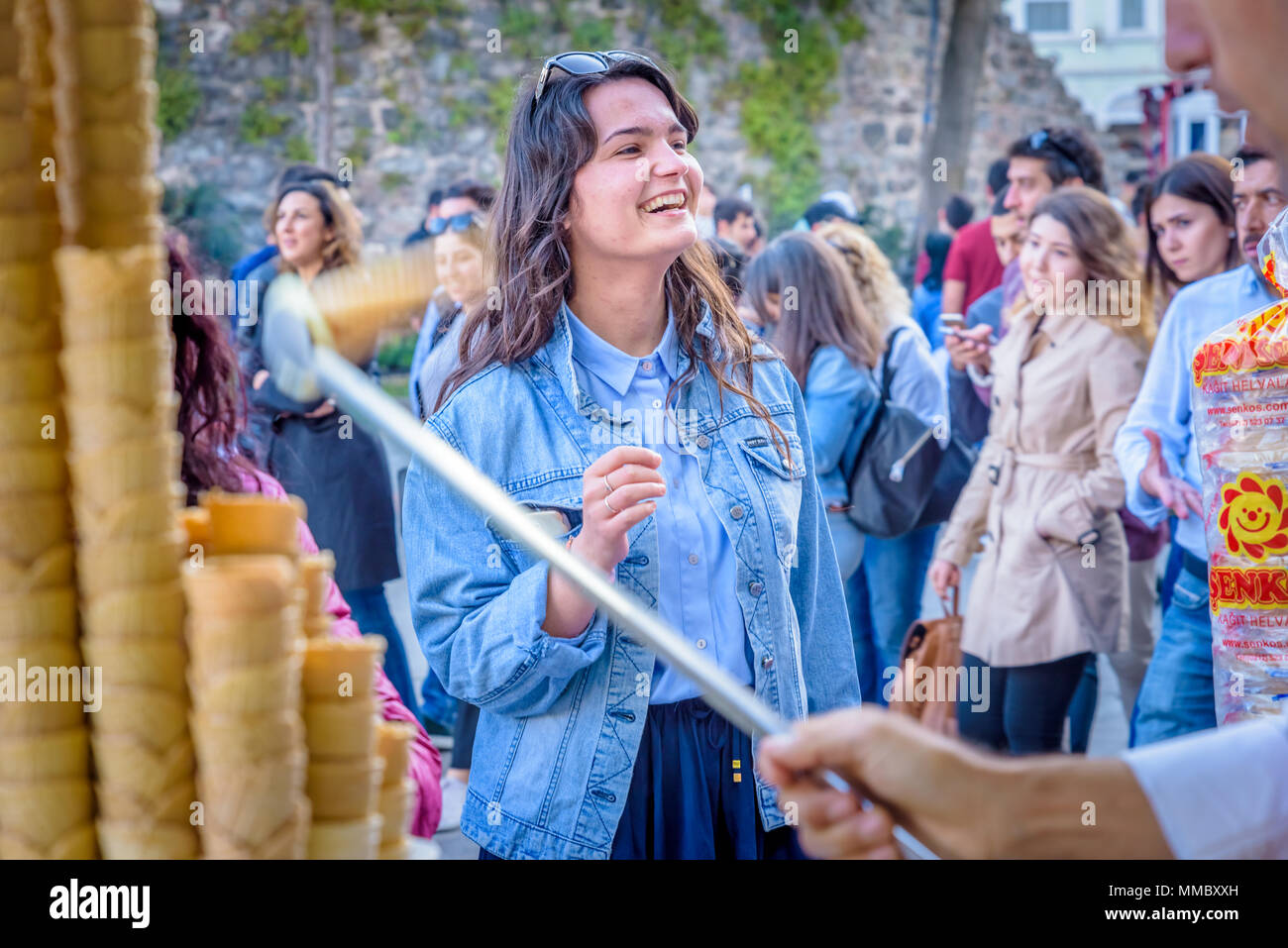 Vendeur de crème glacée homme habillé en costume traditionnel turc joue un bain turc traditionnel de plaisanter avec les touristes et leur rire près de la tour de Galata à Istanbu Banque D'Images