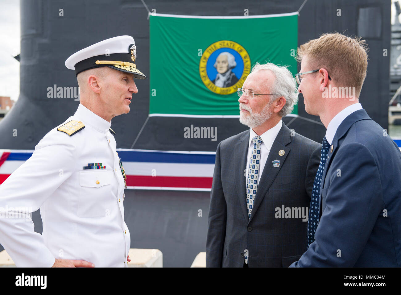 171007-N-NX690-668 Norfolk, Va. (oct. 7, 2017). J. Franklin Caldwell, directeur, les réacteurs navals, gauche, parle avec l'honorable Dan Newhouse, représentant, 4ème arrondissement, l'État de Washington, centre, et l'honorable Derek C. Kilmer, représentant, 6ème arrondissement, l'État de Washington, à droite, au cours de la cérémonie de mise en service pour le sous-marin de la classe Virginia USS Washington (SSN 787) à Norfolk Naval Station. Washington est le 14e de la Marine américaine Virginia-sous-marin d'attaque de classe et le quatrième navire de la Marine américaine du nom de l'État de Washington. (U.S. Photo par marine Spécialiste de la communication de masse Banque D'Images