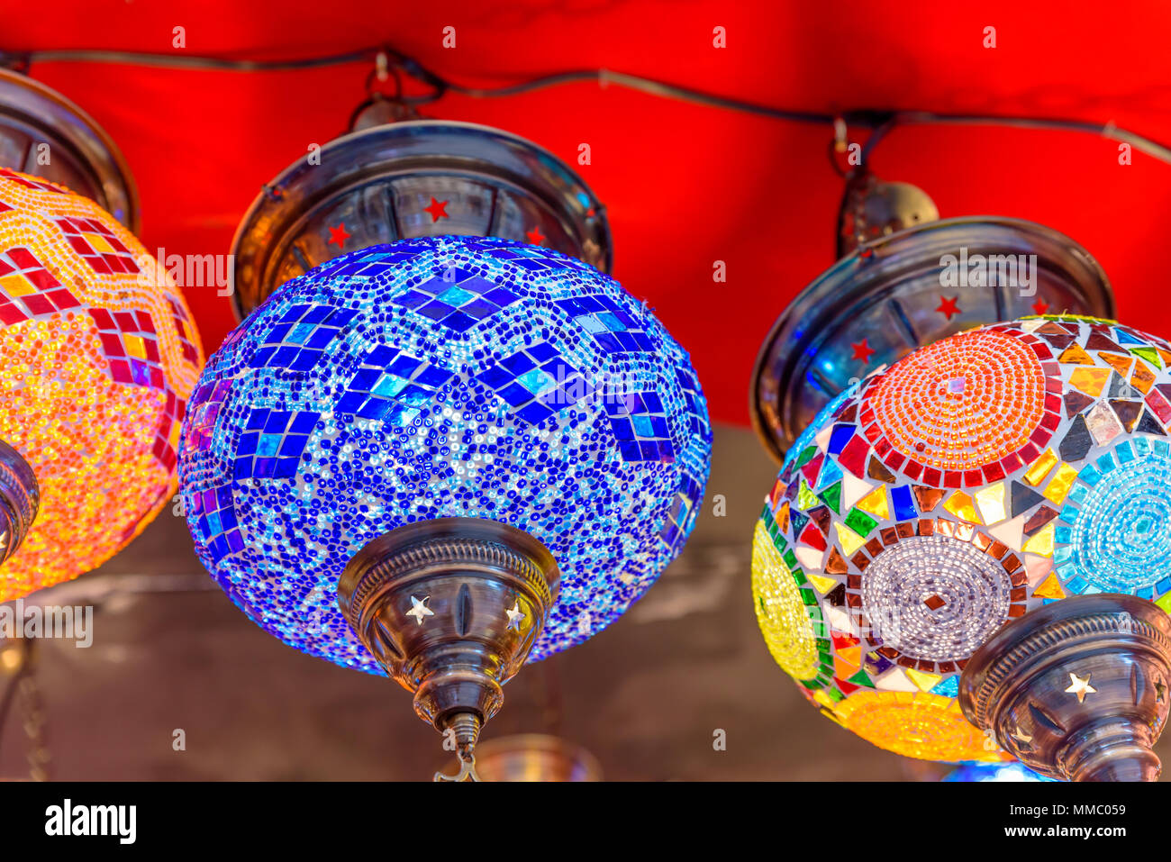 Bijou artisanal traditionnel Bain turc les lampes et les lanternes suspendues dans un magasin de souvenirs à vendre Banque D'Images