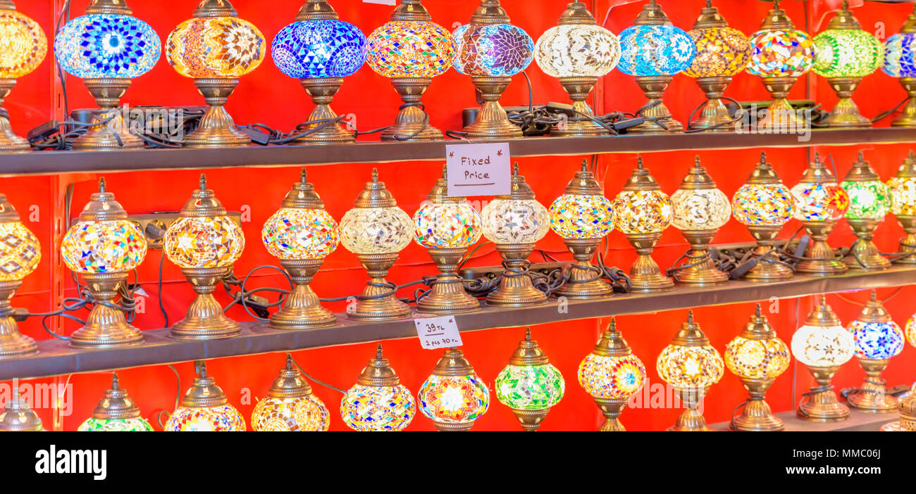 Bijou artisanal traditionnel Bain turc les lampes et les lanternes suspendues dans un magasin de souvenirs à vendre Banque D'Images