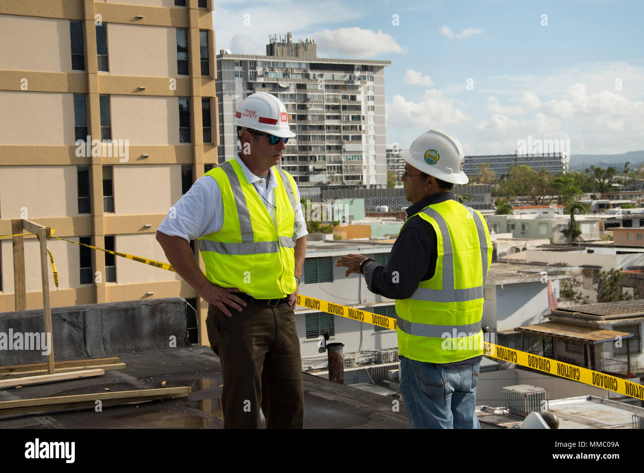 Les entrepreneurs travaillant pour les Corps des ingénieurs à Puerto Rico Installez le premier pavillon bleu sur la Multy installations médicales à San Juan. Avoir le toit sera protégé à l'hôpital d'ouvrir d'autres lits de patients/chambres qui étaient auparavant inaccessibles à cause de la toiture endommagée. De gauche à droite LCDO Moises Rivera Ramos, de la conformité et de Corps d'agent officiel d'action, Mike Rodgers du quartier St Louis. Banque D'Images