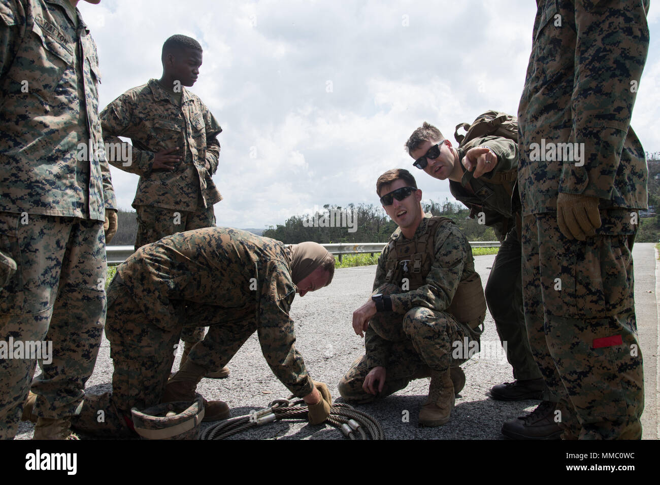 Un câble de stratégies marines des États-Unis pour leur placement, Sikorsky CH53 Sea Stallion hélicoptère de transport lourd de 5 tonnes, des ascenseurs dans les bourrelets de Guajataca Barrage, dans Guajataca, PuertoRico, lundi. Aide l'USACE, Puerto Rico Electric Power Authority dans les efforts déployés pour réduire le risque à l'aval du barrage de Guajataca en effectuant des évaluations structurelles des collectivités, et la planification et la coordination de l'appareil, équipement et matériel pour soutenir le temporairement endommagé déversoir. Les réparations d'urgence de la Dam est un effort interinstitutions d'atténuer les dommages causés par les fortes pluies et le flux entrant Banque D'Images