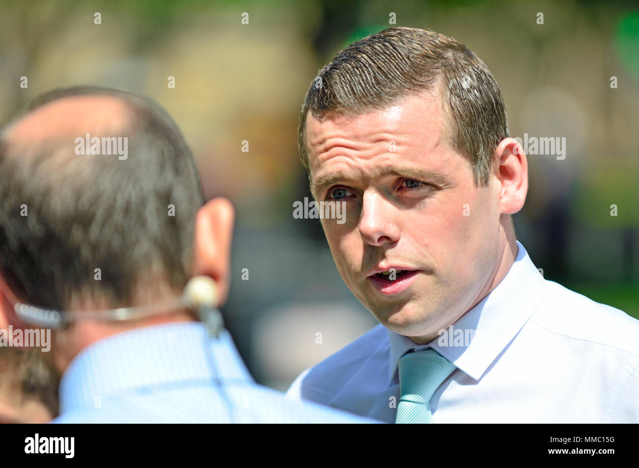 Douglas Ross député (conservateur: Moray) interviewé sur College Green, Westminster par Norman Smith de la BBC. Banque D'Images