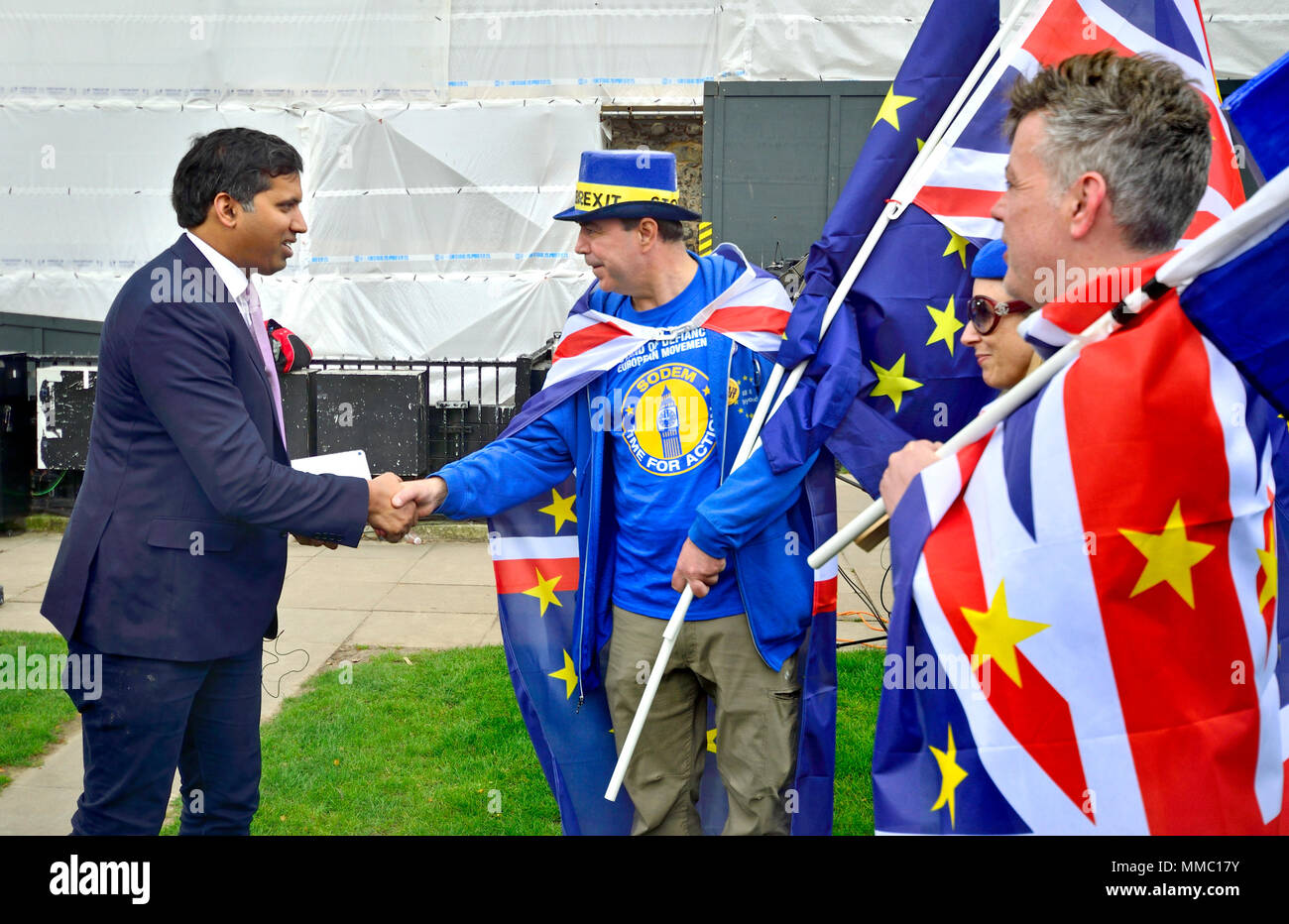 Faisal Islam, Sky News, l'éditeur de politique anti-Brexit rencontre manifestant Steve Bray sur College Green, Westminster. 2018 Banque D'Images