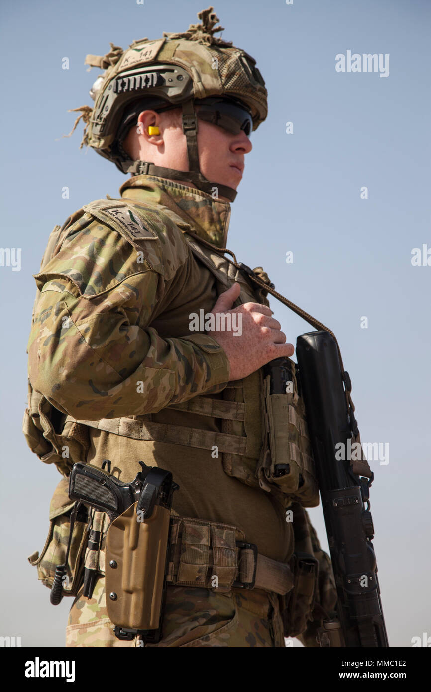 Un soldat de l'armée, déployées à l'appui de la Force opérationnelle interarmées - Fonctionnement résoudre inhérent, fournit la protection de la force au cours de la formation au tir avec des membres des forces de sécurité irakiennes à Camp Taji, Irak, le 28 septembre 2017. Camp Taji est l'un des quatre Combined Joint Task Force - Fonctionnement résoudre inhérent à renforcer les capacités des partenaires endroits consacre à la formation des forces des partenaires et renforcer leur efficacité sur le champ de bataille. Les GFIM-OIR est la Coalition mondiale pour vaincre ISIS en Iraq et en Syrie. (U.S. Photo de l'armée par le Cpl. Rachel Diehm) Banque D'Images