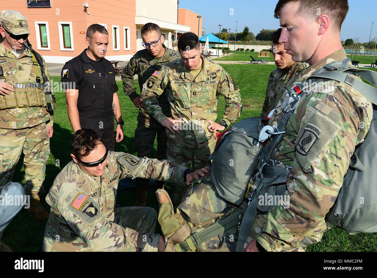 Un parachutiste de l'Armée américaine affecté au 2e Bataillon, 503e Régiment d'infanterie, 173e Brigade aéroportée, avec l'espagnol parachutistes, expliquer comment don un parachute, lors d'un forage ROC aux futurs exercices Réponse Rapide 2017, à Caserma Del Din, Vicenza, Italie, 8 octobre 2017. Réponse rapide liens d'exercer, un sabre d'un tuteur 17 Europe de l'armée américaine, dirigée par l'exercice multinational qui s'étend à travers la Bulgarie, la Hongrie et la Roumanie, avec plus de 25 000 militaires de 22 pays alliés et partenaires des Nations unies. (U.S. Photo de l'armée par Visual Spécialiste de l'information Antonio Bedin/libérés) Banque D'Images