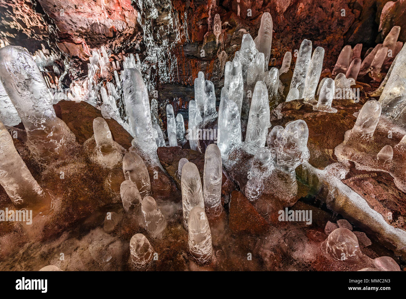 Les stalagmites de glace dans la grotte du tunnel de lave de Raufarholshellir dans le sud de l'Islande Banque D'Images