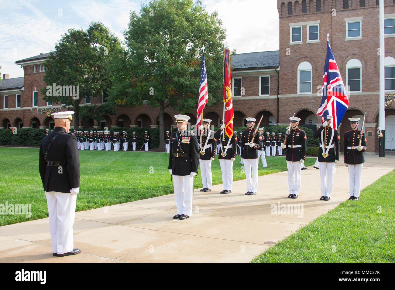 Commandant de la Marine Corps le général Robert B. Neller, gauche, se situe à la position de l'attention au cours d'une cérémonie rend hommage à la Marine Barracks Washington, 10 octobre 2017. Neller hébergé Commandant général de la Royal Marine Corps, le général Robert A. Magowan pour la cérémonie. (U.S. Marine Corps photo par le Cpl. Samantha K. Braun) Banque D'Images