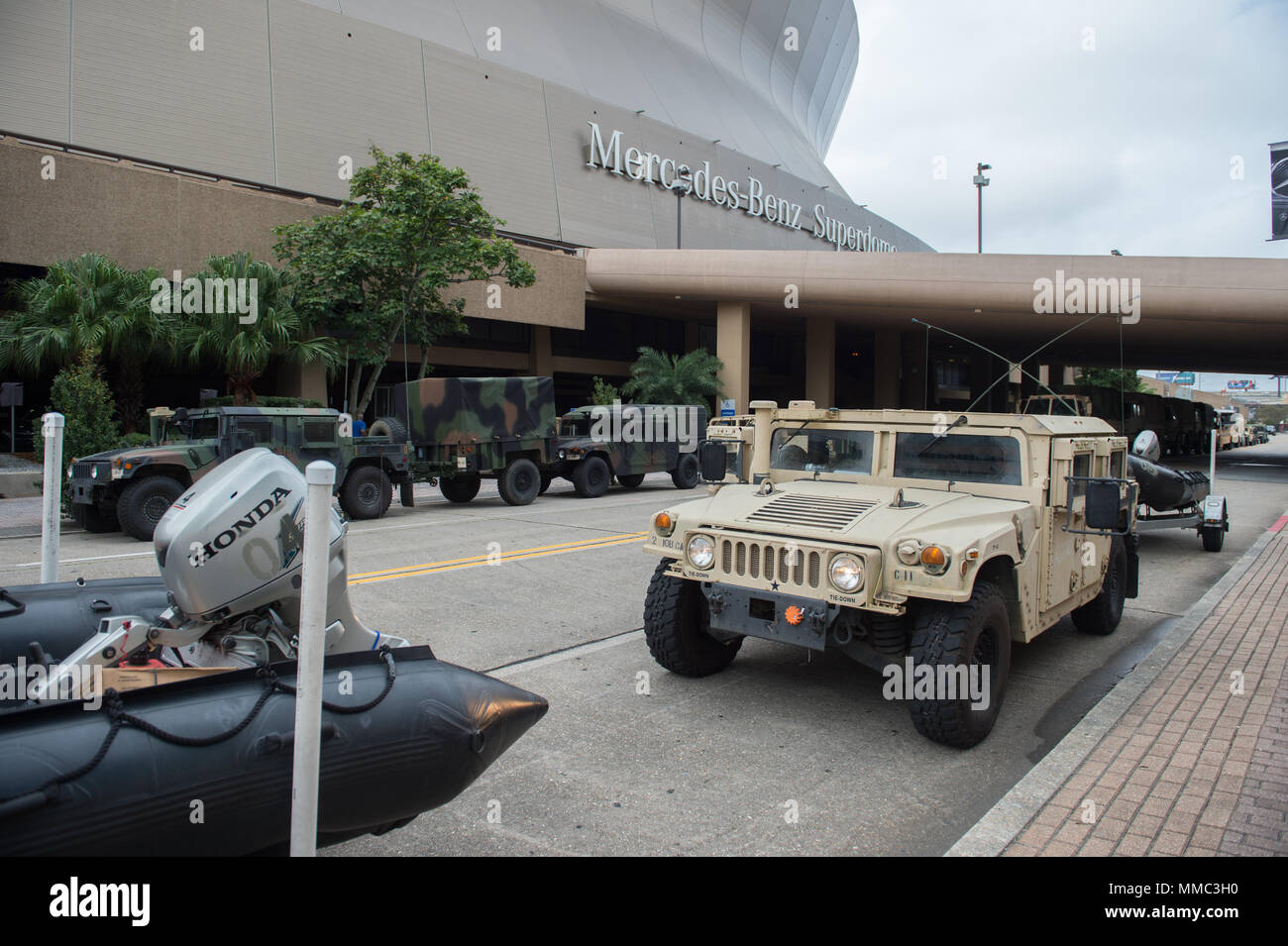 Les soldats de la Garde nationale de la Louisiane sont la mise en place d'un centre d'opérations tactiques à l'intérieur de la Mercedes-Benz Superdome avec la menace imminente de l'Ouragan Nate approche rapidement de la Nouvelle Orléans, Oct 7, 2017. La tempête devrait atteindre le statut de catégorie 2 avec des vents soutenus de 90 milles par heure. (U.S. Photo de la Garde nationale par le sergent. Josiah Pugh) Banque D'Images