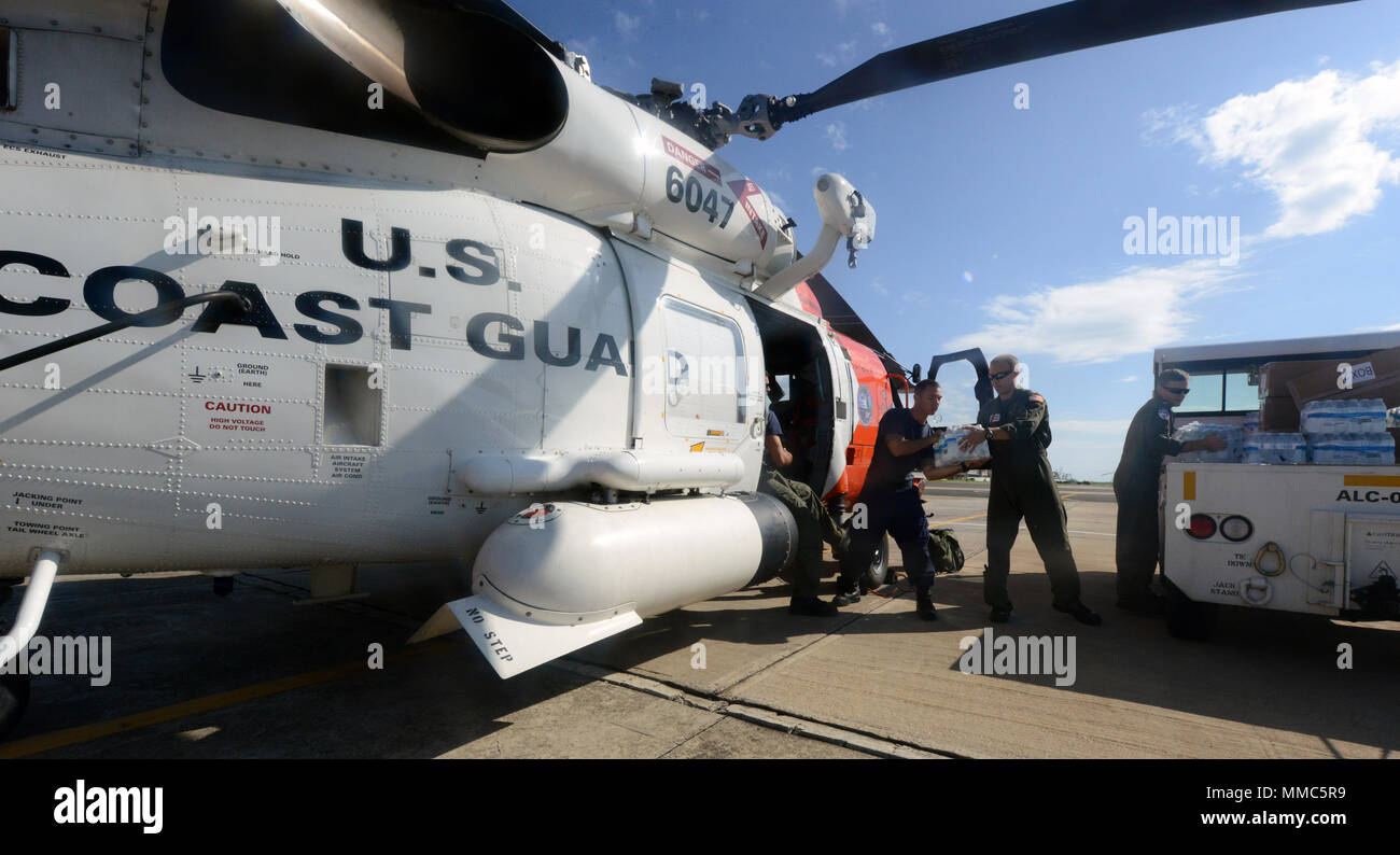 Coast Guard Air Station Clearwater, en Floride, les membres de l'équipage de la Garde côtière canadienne déployée pour Air Station Borinquen, Puerto Rico, la nourriture et l'eau de onload l'Agence fédérale de gestion des urgences à bord d'un hélicoptère HH-60 Jayhawk à Air Station Borinquen, 11 octobre 2017. L'aide de la FEMA a été livré à des patients et des travailleurs de l'hôpital du Bella Vista à Mayaguez, Puerto Rico. U.S. Coast Guard photo de Maître de 3e classe David Micallef Banque D'Images