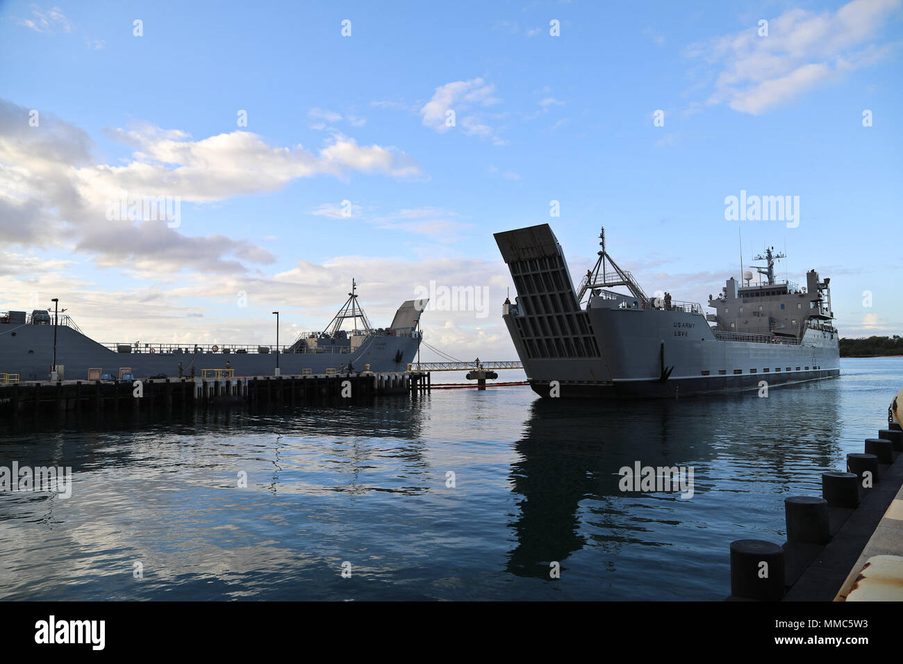 Le bateau de soutien logistique, CW3 Harold A. (Publications Fiche LSV-2) et d'équipage du 605e Détachement de transport, 8e, 8e Bataillon des troupes spéciales de soutien du théâtre dans la commande port et se préparent à mettre le cap sur la mission de tir d'une base commune d'Harbor-Hickam Pearl, New York le 4 octobre 2017. Banque D'Images