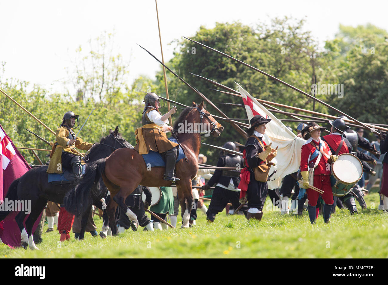 Les piques et piller les cas à la reconstitution d'une guerre civile a eu lieu à la Queens bougeoir, Newark, England, UK Banque D'Images